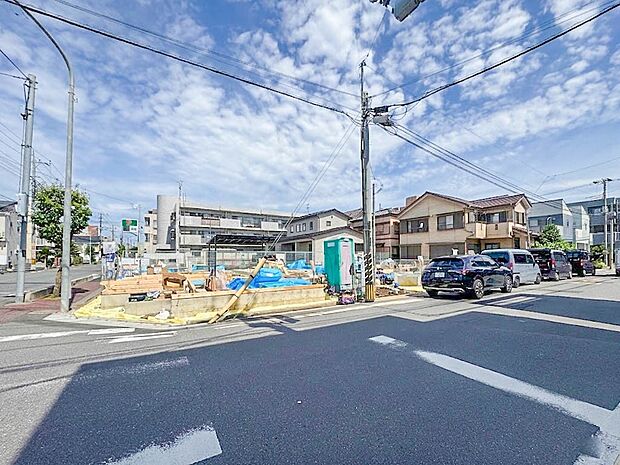 【外観】街の風景に溶けこむシンプルなカタチ。バランスがとれた玄関のハイクォリティなデザイン。存在感あふれる建物の質感。