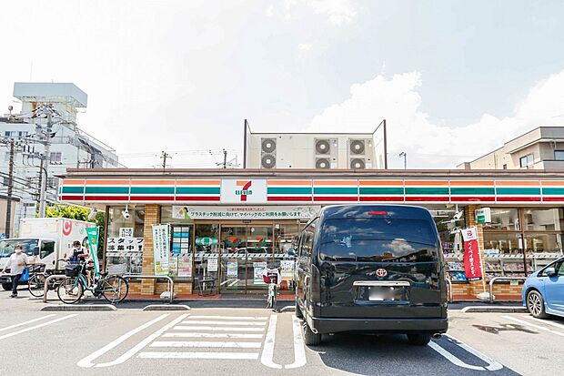 コンビニ 32m セブンイレブン戸田喜沢1丁目店(セブンイレブンは近くて便利を掲げています。近くとは、心の近さ。便利とはモノが期待以上の品質でお客さまに届くこと。セブン銀行など新しいサービス…