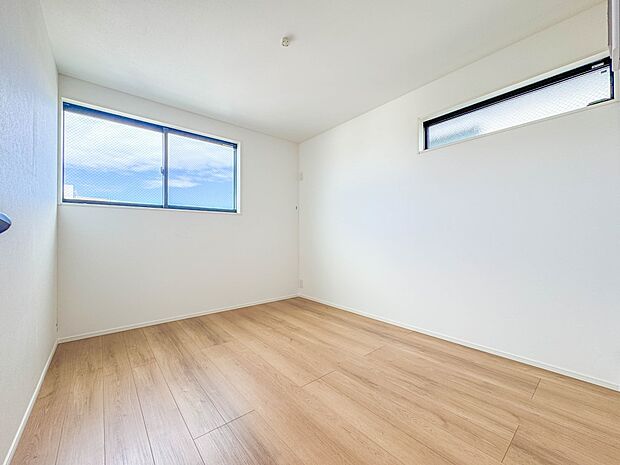 3号棟【子供部屋5.2帖】お子様のお部屋にぴったりなクロークを備えたフローリング仕様の洋室です。