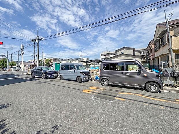 【現地外観】家族の温かさと陽光の暖かさ、楽しい毎日と明るい未来を予感させる「空間が織り成すひとつ先の住み心地」を演出します。