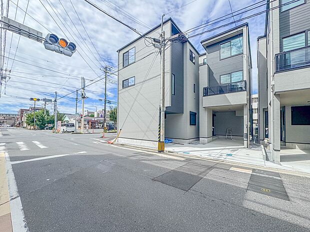 【前面道路11M・8M】家の前をまっすぐの通りが走っている。人々は毎朝、ウォーキング、ジョギング、犬の散歩など、フリーな朝時間を過ごしている。
