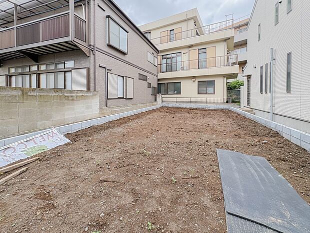 堂々たる趣ながら、主張し過ぎずどこか余裕を感じさせるシャープなフォルムで佇む邸宅は、晴天の空と照らし合わせる事で、本来あるべき完成形の姿を見せてくれます。