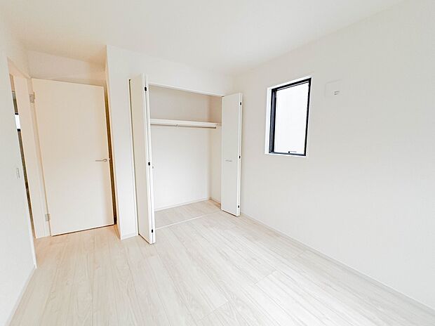 【リビング以外の居室】独立性を高めたお部屋。たっぷりの収納も配備しており、片付いた空間を現実出来そう。陽光も降り注ぐ明るく開放的な空間が魅力的。
