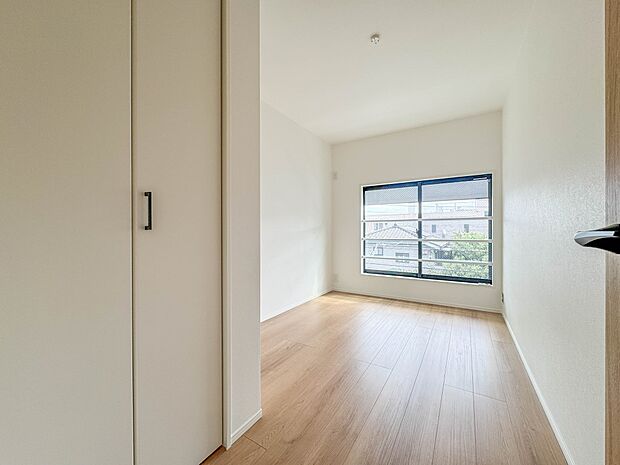 2号棟【子供部屋4.5帖】お子様のお部屋にぴったりなクロークを備えたフローリング仕様の洋室です。