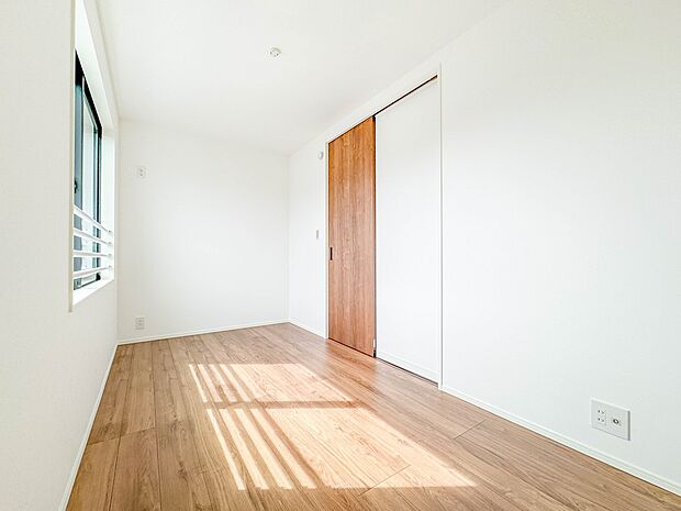 2号棟【子供部屋4.5帖】お子様のお部屋にぴったりなクロークを備えたフローリング仕様の洋室です。