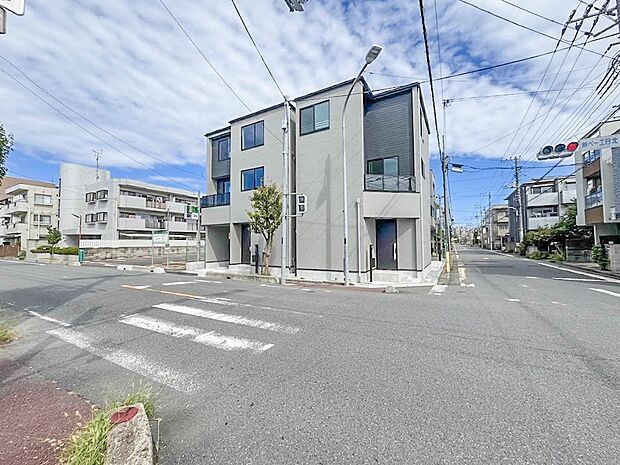 【前面道路11M・8M】家の前をまっすぐの通りが走っている。人々は毎朝、ウォーキング、ジョギング、犬の散歩など、フリーな朝時間を過ごしている。