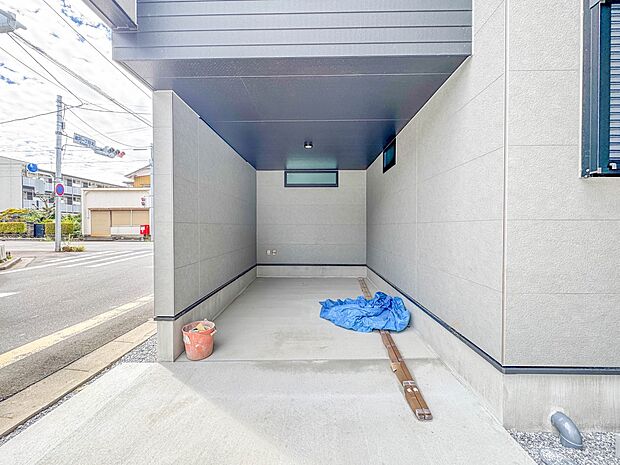 2号棟【駐車場】ゆったりとした駐車スペースを確保。大きめのお車でもOK。