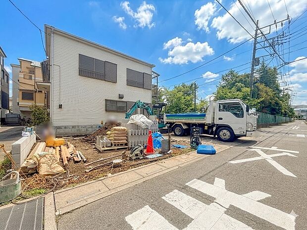 【外観】ここから始まる「日常」はご家族にとってかけがえのない時間となります。少しでも豊かに、快適に。そんな想いから本邸宅は生まれました。　※CGによる青空加工あり