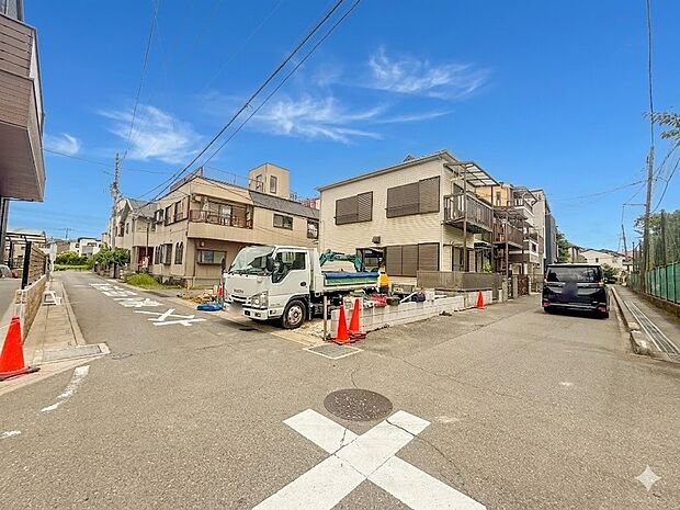 【前面道路】車の通行が少ないので、静かな住環境を維持することができます。※CGによる青空加工あり