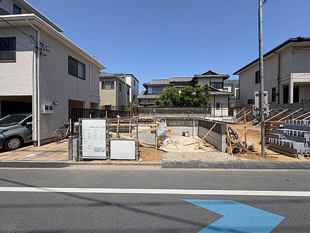 【外観】堂々たる趣ながら、主張し過ぎずどこか余裕を感じさせるシャープなフォルムで佇む邸宅は、晴天の空と照らし合わせる事で、本来あるべき完成形の姿を見せてくれます。