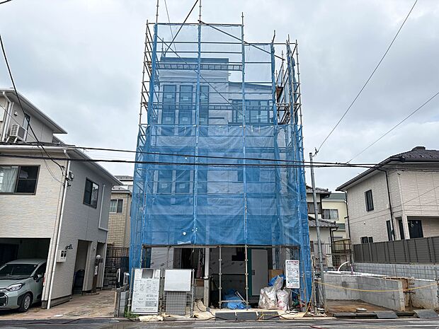 【外観】堂々たる趣ながら、主張し過ぎずどこか余裕を感じさせるシャープなフォルムで佇む邸宅は、晴天の空と照らし合わせる事で、本来あるべき完成形の姿を見せてくれます。