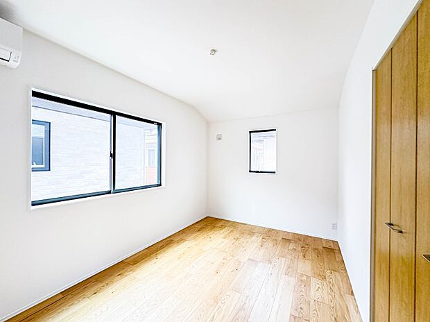 【洋室5.2帖】お子様のお部屋にぴったりなクロークを備えたフローリング仕様の洋室です。