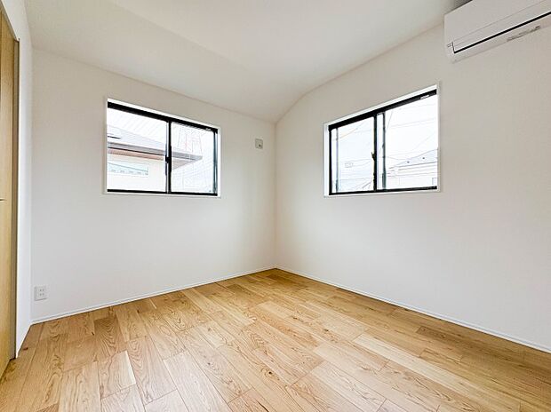 【洋室5.2帖】お子様のお部屋にぴったりなクロークを備えたフローリング仕様の洋室です。