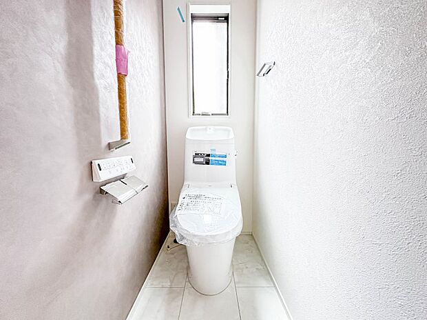 【Toilet】トイレ・ウォシュレット付。快適で衛生的な洗浄機能付温水シャワートイレです。