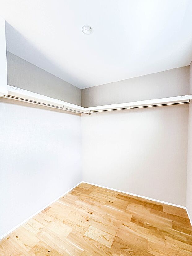 【WIC(ウォークインクローゼット)】何より、中に入れば全ての服が見てわかるので選択しやすいんです。朝の忙しいときなど便利だな~と思いますよ。一つのスペースで済むって所がいいんですよね。