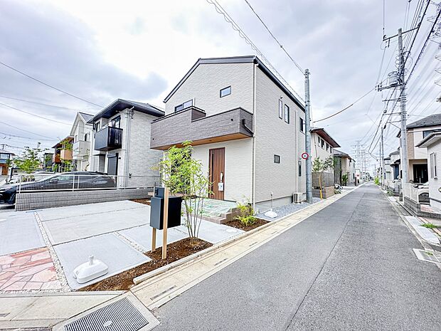 【前面道路4m】家の前をまっすぐの通りが走っている。クルマは少なく、人々は毎朝、ウォーキング、ジョギング、犬の散歩など、フリーな朝時間を過ごしている。