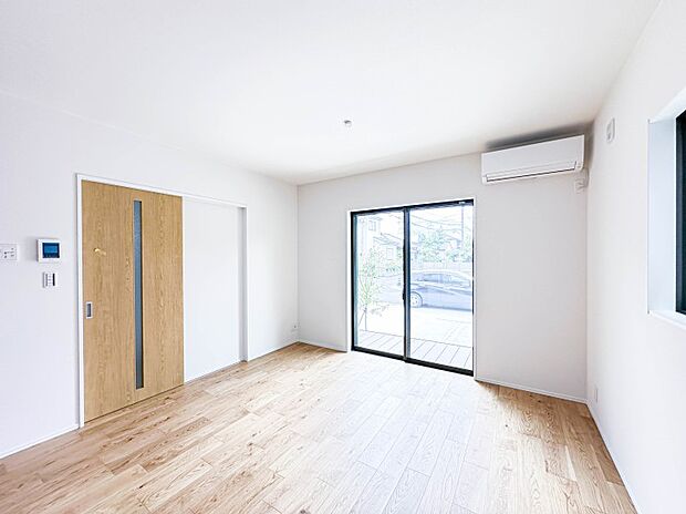 シンプルなデザインの家は風情がある。住む人のこだわりを感じる。外観も内装もいたってシンプル。居心地がよく、家事や趣味、子育てなどにも集中できる。家も人間も熟成するほどシンプルになっていくよう…