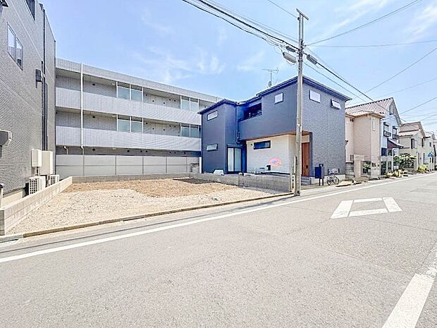 【前面道路6M】家の前をまっすぐの通りが走っている。クルマは少なく、人々は毎朝、ウォーキング、ジョギング、犬の散歩など、フリーな朝時間を過ごしている。