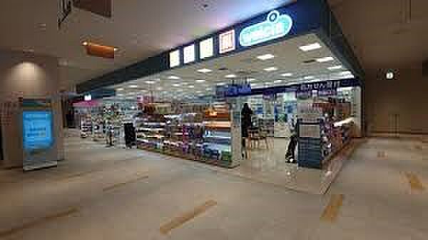 ドラッグストア 400m ウエルシア大宮門街EAST店 (ウエルシア大宮門街EAST店 (調剤薬局)　徒歩5分)