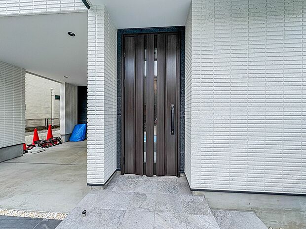【玄関】玄関はおうちの顔と言われます。玄関アプローチは、外観デザインの印象を左右します。