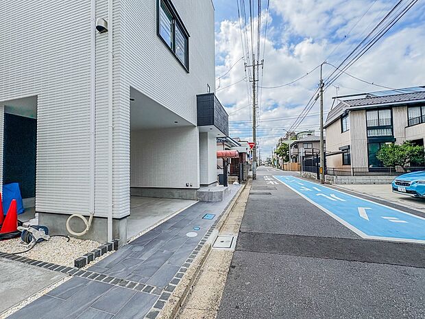 【前面道路】車の通行が少ないので、静かな住環境を維持することができます。