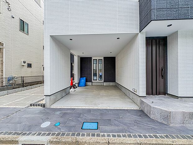【駐車場】毎日の生活にマイカーが必須という方は、購入を検討する際、駐車場があることは大事な条件です。毎日の通勤や家族の送迎、買い物やお出かけなどクルマのある暮らしを満喫したい方は要チェック!…