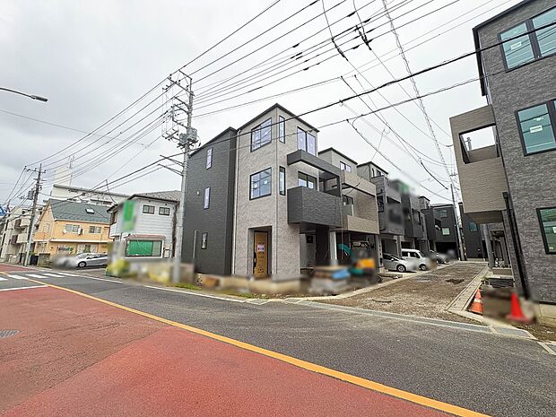 【前面道路】家の前をまっすぐの通りが走っている。クルマは少なく、人々は毎朝、ウォーキング、ジョギング、犬の散歩など、フリーな朝時間を過ごしている。