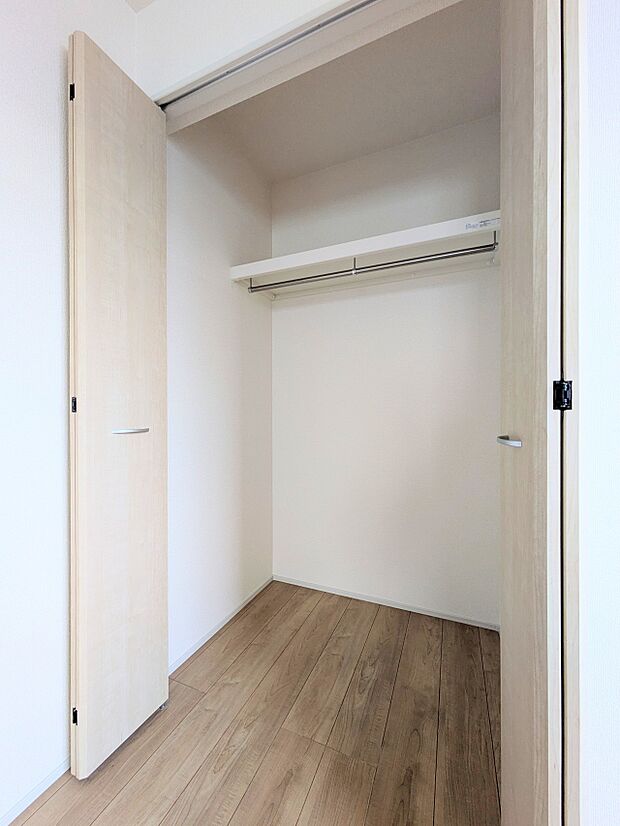 【CL(クローゼット)】 壁面クローゼットのメリットは、衣類が横一列に並ぶためひと目で洋服が選びやすいこと。衣類をたくさんお持ちの方も、限られたスペース内に無理なく収納することができます。…