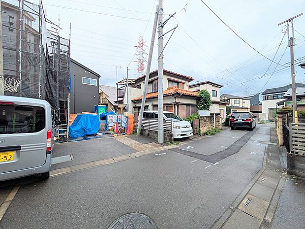 【Frontal road-前面道路-】 静かな通りに面した本物件は、落ち着いて暮らすことができます。 閑静な住宅街で比較的車の通りも少ないのでお子様も安心です。