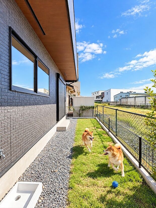 【庭】お庭があることで開放感が違います。建物の内部に光や風などを採り入れやすくなり住居環境がより良好になります。また多目的にご利用できます。