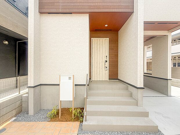 1号棟【玄関】玄関はおうちの顔と言われます。玄関アプローチは、外観デザインの印象を左右します。ご家族の個性を出しながら、素敵な玄関でお客様をお迎えしてください。