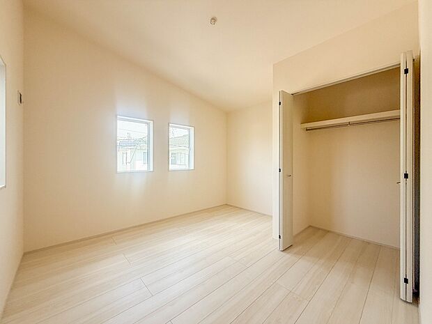 1号棟【子供部屋6.53帖】お子様のお部屋にぴったりなクロークを備えたフローリング仕様の洋室です。