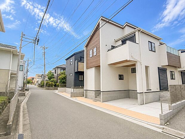 1号棟【前面道路】車の通行が少ないので、静かな住環境を維持することができます。※CGによる青空加工をしております。