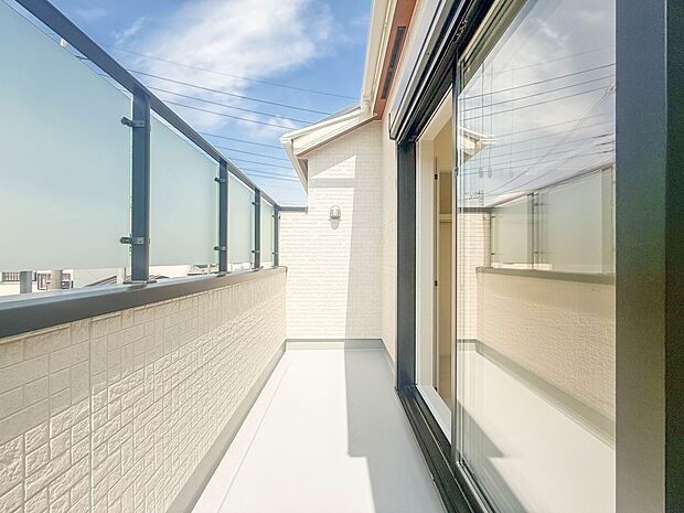 1号棟【バルコニー】 バルコニーから差し込む陽光・通風は、住環境・快適性と共に有り続ける貴重な「財産」です。