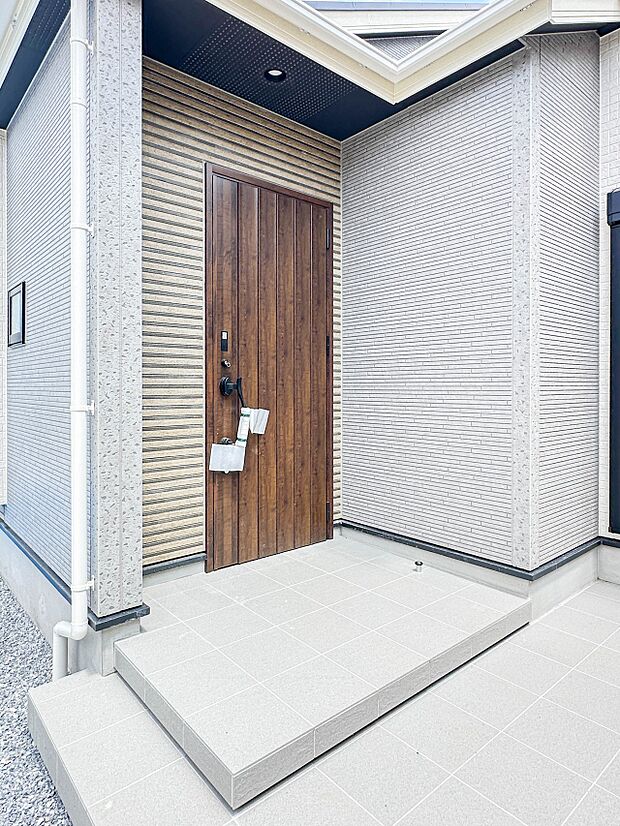 【玄関】玄関へ向かうまでのアプローチに漂う上質が期待感をもたせます。玄関は建物の顔。落着きを醸し出した自己主張が心に訴えてきます。