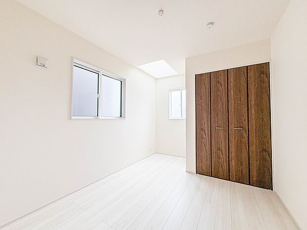 【子供部屋5.25帖】お子様のお部屋にぴったりなクロークを備えたフローリング仕様の洋室です。