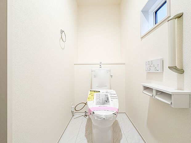 【トイレ】ウォシュレット付。快適で衛生的な洗浄機能付温水シャワートイレです。