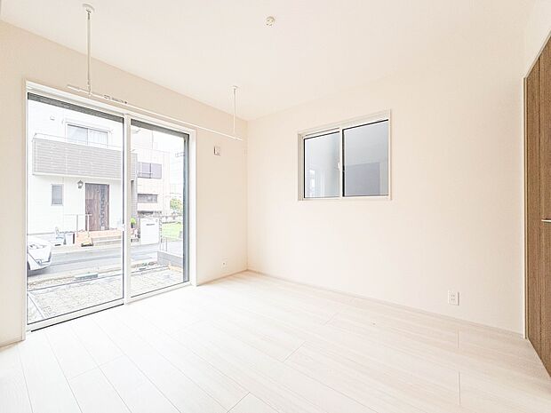 【洋室5.25帖】柔らかな陽光とフローリングの色味が調和した快適な空間。
