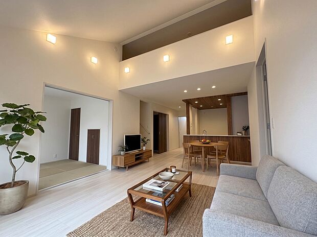 【LDK19帖】※CGにて家具を配置しています。シンプルなデザインの家は風情がある。住む人のこだわりを感じる。外観も内装もいたってシンプル。居心地がよく、家事や趣味、子育てなどにも集中でき