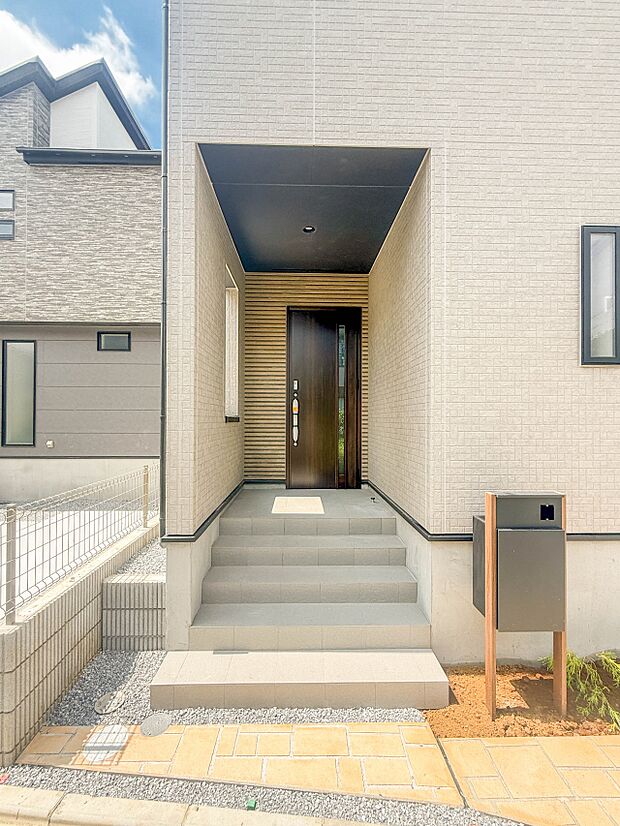 2号棟【玄関】玄関はおうちの顔と言われます。玄関アプローチは、外観デザインの印象を左右します。ご家族の個性を出しながら、素敵な玄関でお客様をお迎えしてください。