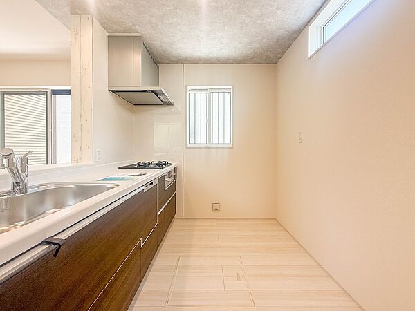2号棟【キッチン】ナチュラルな自然光の中での調理。会話が弾む対面型キッチン。お洒落な食器類を余裕で収納できるスペース。動きやすい女性目線のキッチン動線。これからはお料理をつくる時間が劇的に変…