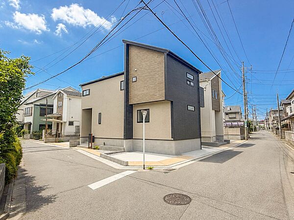 2号棟【前面道路】家の前をまっすぐの通りが走っている。クルマは少なく、人々は毎朝、ウォーキング、ジョギング、犬の散歩など、フリーな朝時間を過ごしている。※CGによる青空加工をしております。