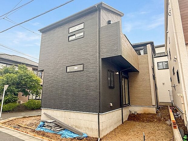 2号棟【外観】こちらの物件が少しでも気になるようでしたら、お気軽にお問合せください。人生でいちばん大きなお買い物ですので、ゆっくりご見学ください。ネット上の画像と実際の見学では、リアル感がま…
