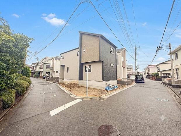 2号棟【前面道路】家の前をまっすぐの通りが走っている。クルマは少なく、人々は毎朝、ウォーキング、ジョギング、犬の散歩など、フリーな朝時間を過ごしている。※CGによる青空加工をしております。