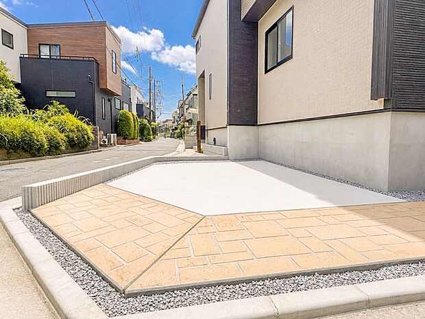 2号棟【駐車場】毎日の生活にマイカーが必須という方は、購入を検討する際、駐車場があることは大事な条件です。毎日の通勤や家族の送迎、買い物やお出かけなどクルマのある暮らしを満喫したい方は要チェ…