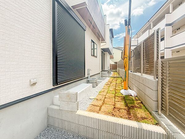 2号棟【庭】趣味を楽しむ場であり、家族団らんの場にもなる専用庭。ガーデニングや家庭菜園、プールや遊具を置いて子供の遊び場、テーブルやイスを設置し憩いのスペースなどメリットはたくさんあります。…