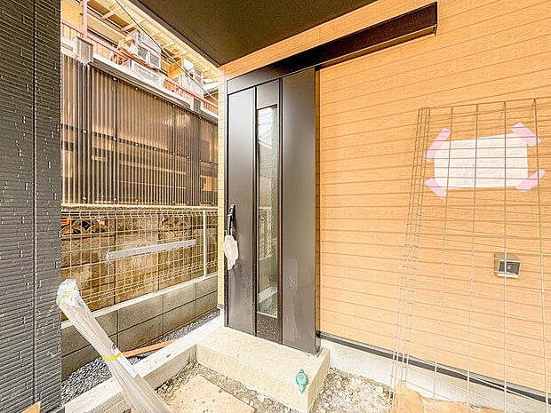 【玄関】家の顔となる玄関は、高いデザイン性が求められます。高級感と断熱性、防犯性に優れた玄関ドアを標準装備。ピッキング対策のセキュリティサムターン等、防犯に考慮しました。