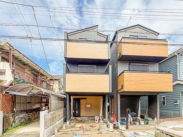 【外観】堂々たる趣ながら、主張し過ぎずどこか余裕を感じさせるシャープなフォルムで佇む邸宅は、晴天の空と照らし合わせる事で、本来あるべき完成形の姿を見せてくれます。