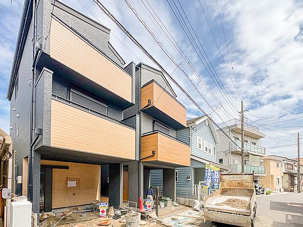 2号棟【外観】家族の温かさと陽光の暖かさ、楽しい毎日と明るい未来を予感させる「空間が織り成すひとつ先の住み心地」を演出します。