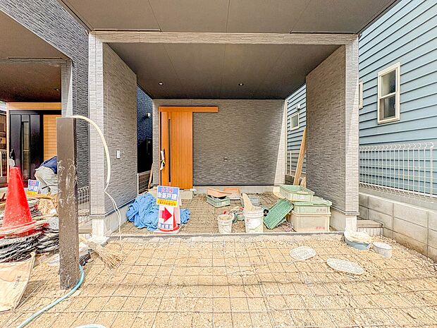 2号棟【駐車場】毎日の生活にマイカーが必須という方は、購入を検討する際、駐車場があることは大事な条件です。毎日の通勤や家族の送迎、買い物やお出かけなどクルマのある暮らしを満喫したい方は要チェ…
